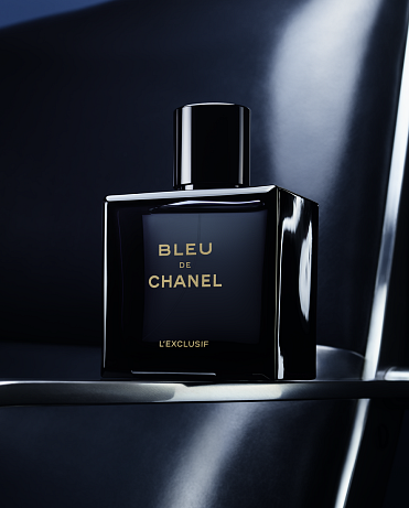Bleu de Chanel L’Exclusif  Nová interpretace ikonické pánské vůně Bleu de Chanel přináší hlubší, dřevitější a koženou kompozici. Olivier Polge staví na minerálním cedru, ambře a jemných akcentech kůže, které dávají vůni strukturu a moderní intenzitu. Tvář